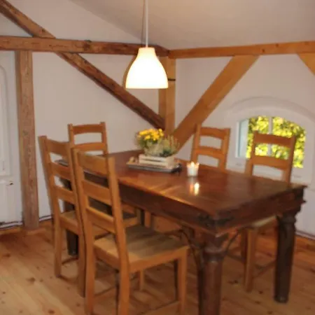 Goldgrund Gartenblick